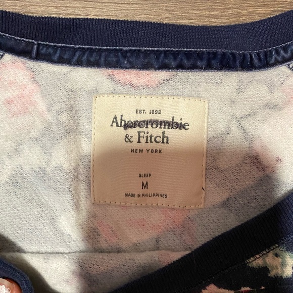 Abercrombie Crew Neck - Picture 2 of 4